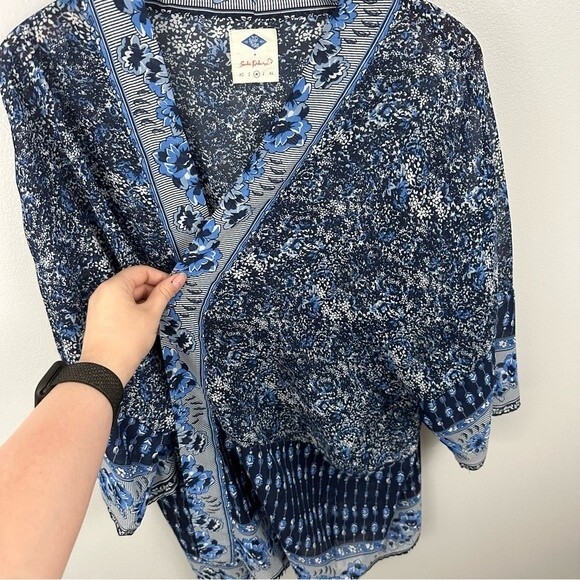 Sadie Robertson Navy Blue Floral Boho Kimono Size Medium - Picture 4 of 13